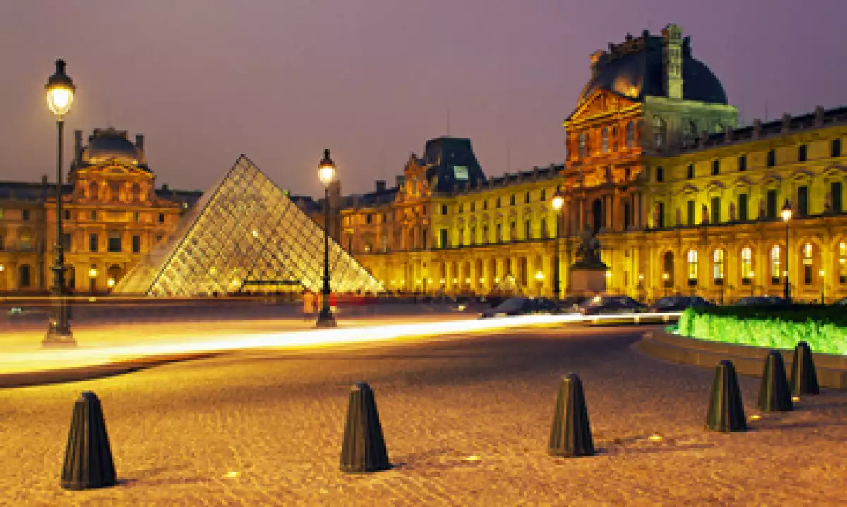 La Policía de París habitualmente patrulla los lugares más turísticos de la capital gala, como la torre Eiffel y el Louvre. (Foto: Getty Images)