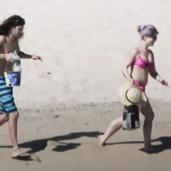 Aquí Kelly Osbourne en la playa.
