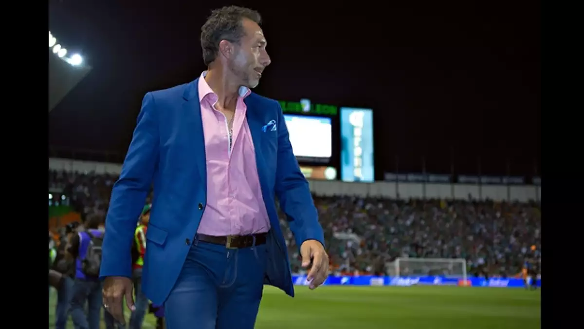 El director técnico de León Gustavo Matosas observa a su equipo empatar 1-1 con Querétaro el sábado