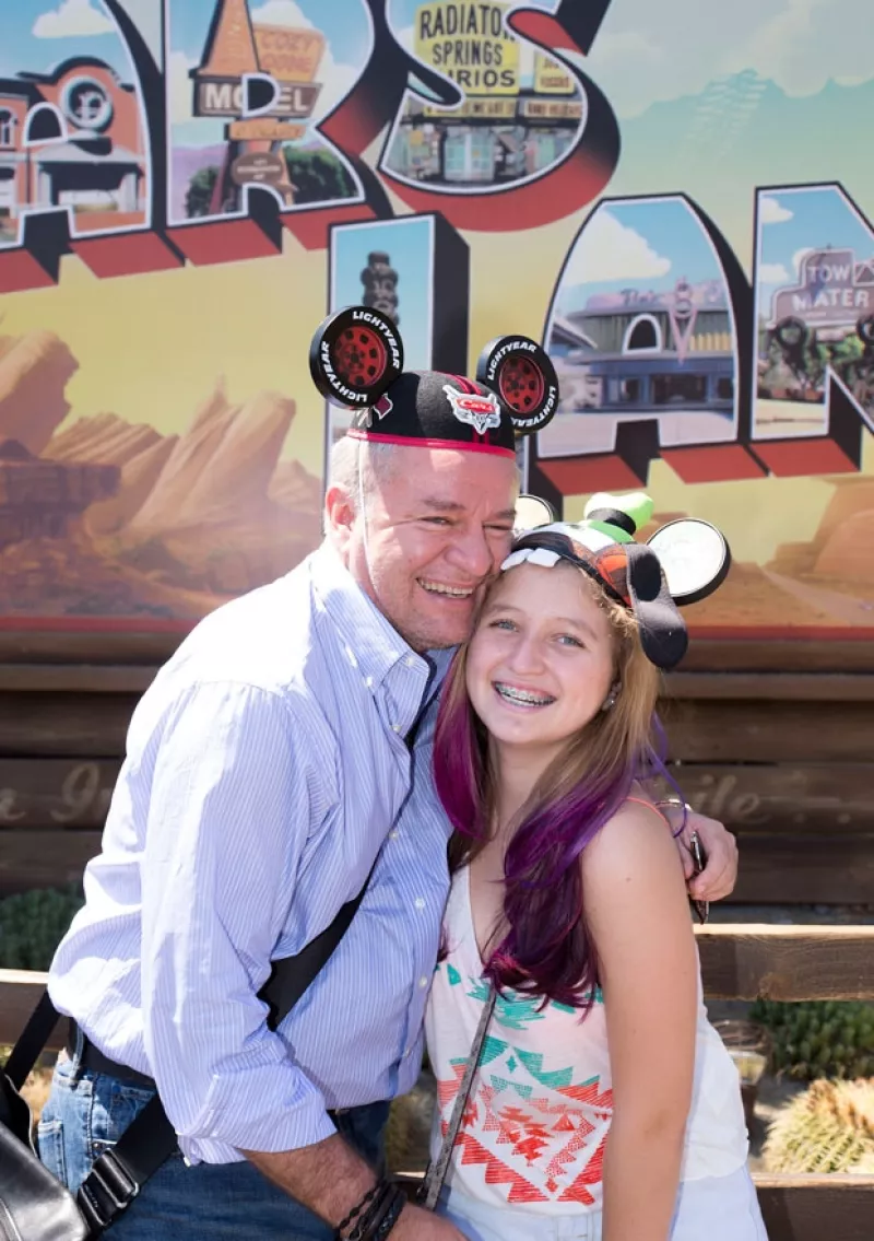 A finales de agosto pasado el productor de televisión decidió consentir a su hija de 13 años en California Adventure, donde se divirtieron en grande.