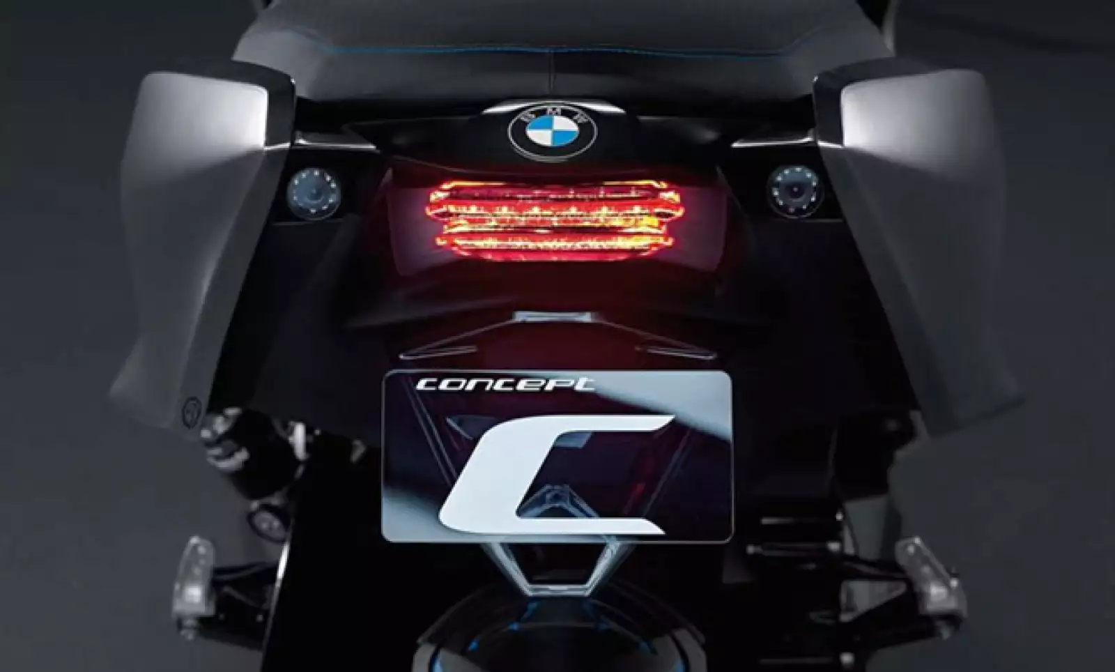 El escape lo hereda de otra motoneta de la misma firma, la S1000RR, con dimensiones contenidas y recubrimiento de fibra de carbono.