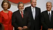 La reina Sofía, el presidente de Brazil Luiz Inacio Lula de Silva, el rey Juan Carlos y el escrito Carlos Fuentes después de la ceremonia del Premio Don Quijote de la Mancha en Toledo España el 13 de octubre de este año.