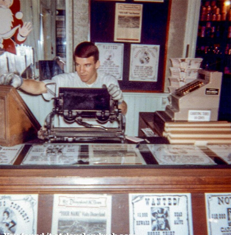 Steve Martin trabajaba en el parque dentro de la tienda de magia