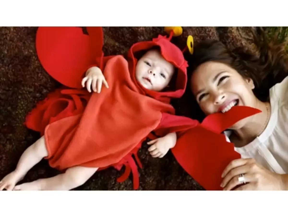 Drew disfrazó a su hija de langosta en Halloween.