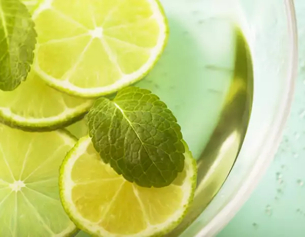 Además de ayudar con la digestión, beber agua con limón ayuda a perder peso y a acelerar el metabolismo.
