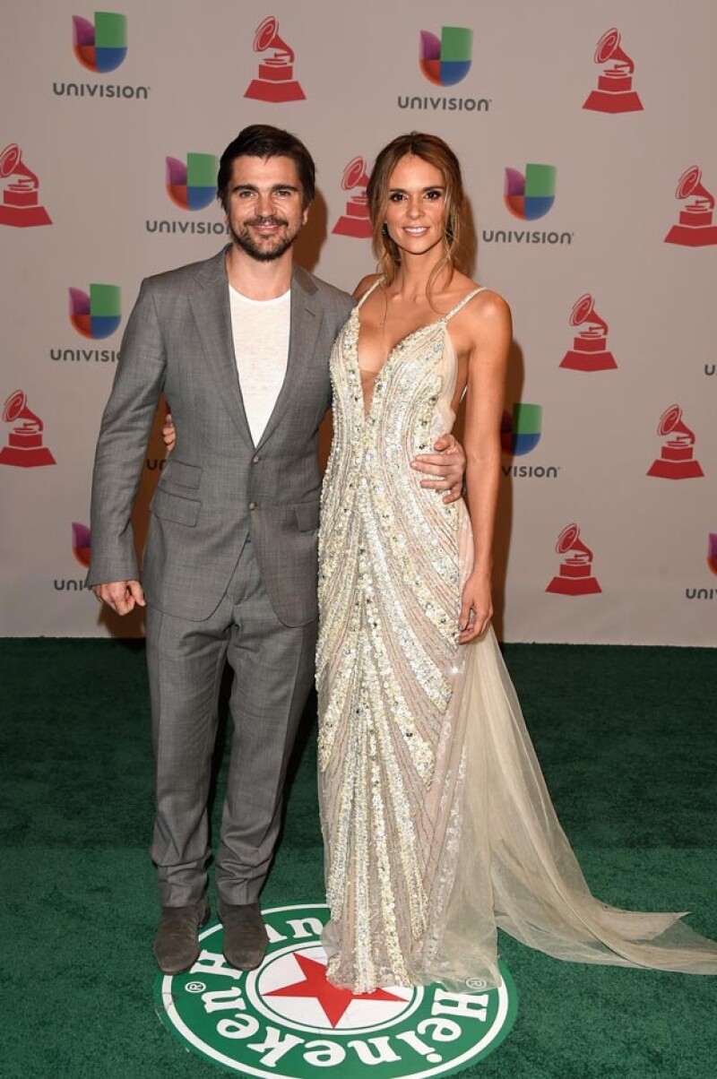 Juanes muy feliz al lado de su sensual esposa.