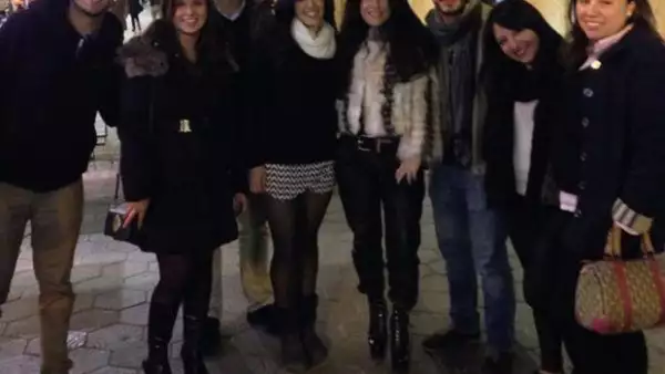 La conductora se encuentra en dicha ciudad española debido a que fue reconocida con el Premio Ondas 2013 por el mejor programa de radio de Latinoamérica.