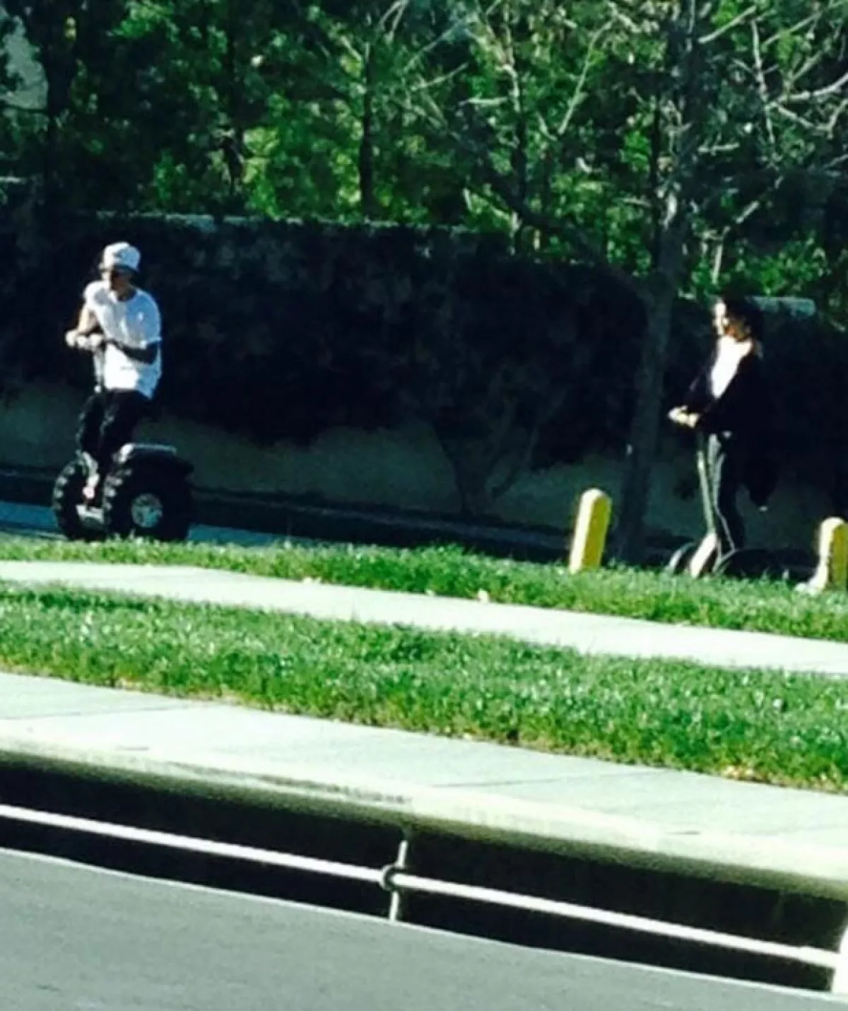 Justin iba delante de Selena, quien lucía muy feliz.