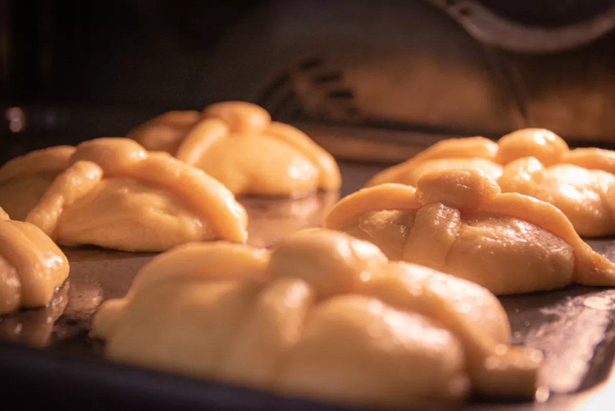 Baking Pan de muerto (Bread of the edad)