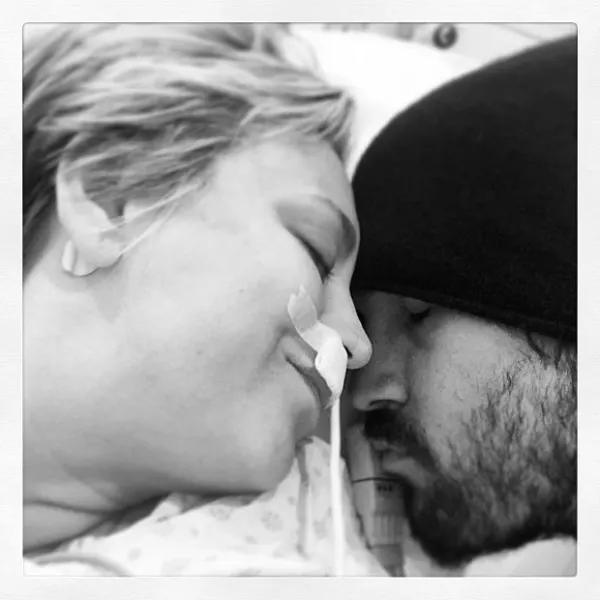 Hace un año Kaley se casó y ahora se recupera de sus operaciones al lado de su amoroso esposo.