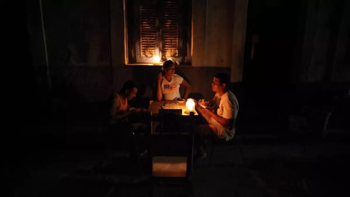 Cubanos sufren corte de corriente eléctrica