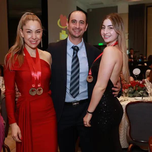 Rebeca, Isaac y Mery Sutton 