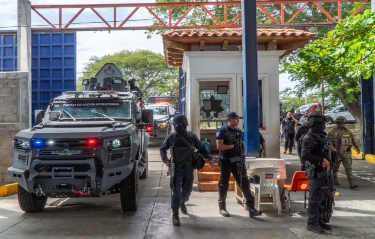 policías federales y elementos de Defensa ingresan a la policía municipal de Juchitán