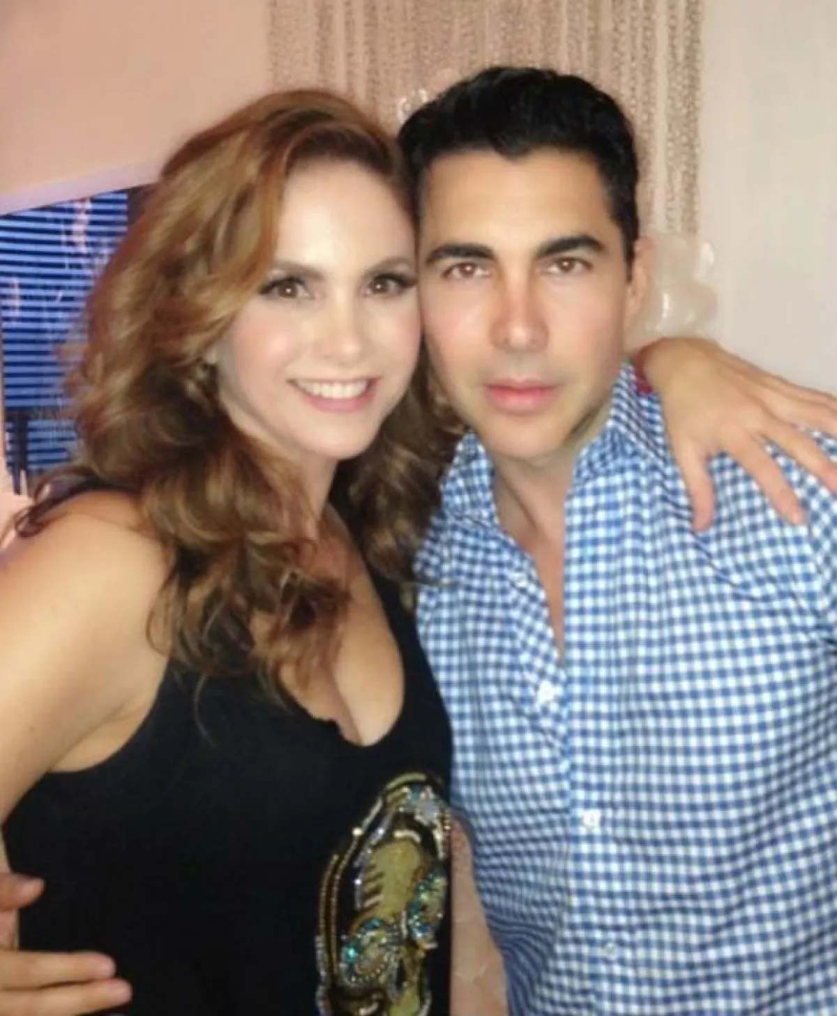 Lucero y el diseñador Nicolás Felizola, creador del vestido que portará esta noche.