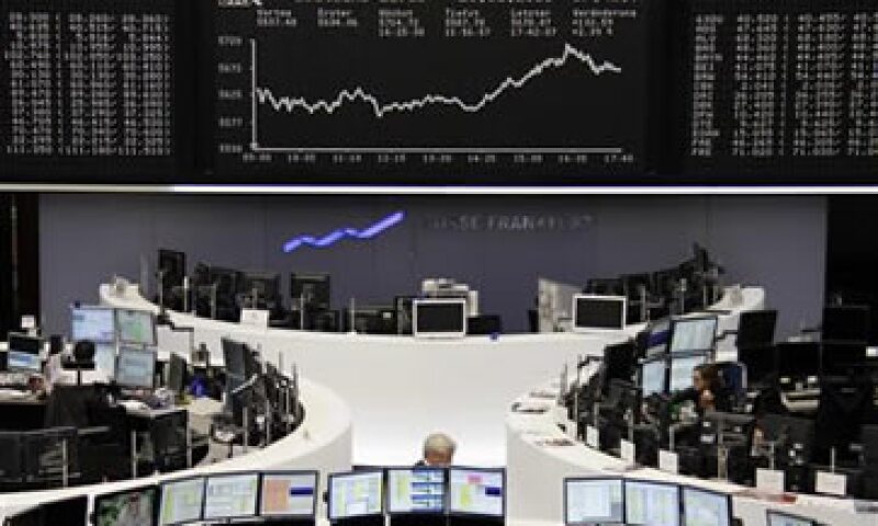 El anuncio de que la Fed ayudará a los bancos con los problemas de financiamiento en dólares también benefició a las acciones. (Foto: Reuters)
