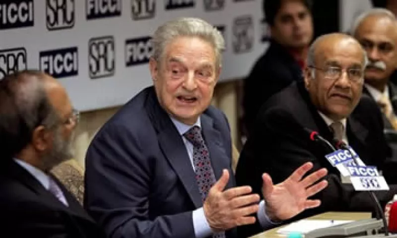 Soros dijo que la canciller alemana Angela Merkel era en parte culpable por la crisis en Europa. (Foto: AP)