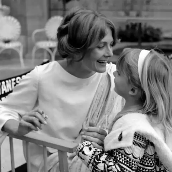 Natasha era hija de la famosa actriz Vanessa Redgrave. Aquí Natasha, de cuatro años, acompañando a su mamá durante la filmación de la película “Isadora” en 1967.
