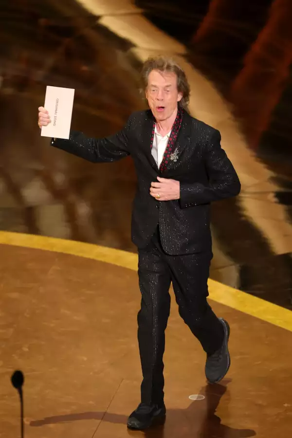 Mick Jagger entrega el Oscar a Mejor Canción 