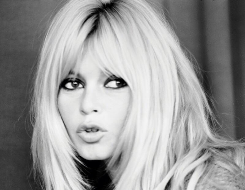 Bardot llega a los 78 años con su participación en 50 filmes y heredando al mundo su frescura, forma de vestir y sus sexys peinados.