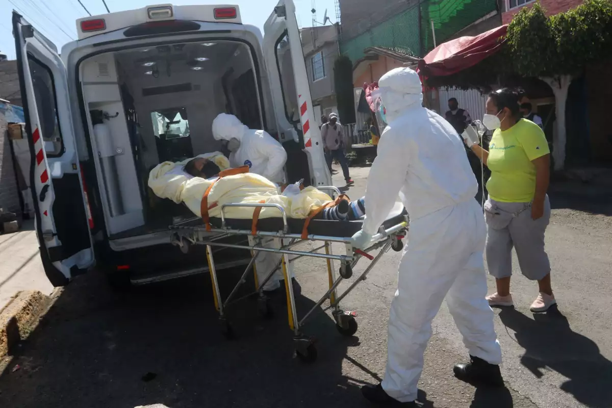 Ángel Galicia y Carlos Alberto Castillo, paramédicos del Cuerpo de Rescate y Salvamento Municipal de Nezahualcóyotl, realizaron un traslado de una mujer de 72 años debido a complicaciones por úlceras gástricas y sospecha de contagio por Covid-19 a la Clínica 29 del IMSS