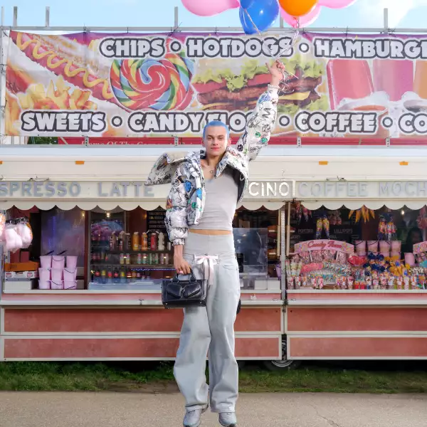 Afuera la diversión está garantizada si te atreves a ser auténtico. Por ello en esta campaña Grant James-Thomas y Ashley Munns se inspiran en las actividades al aire libre.