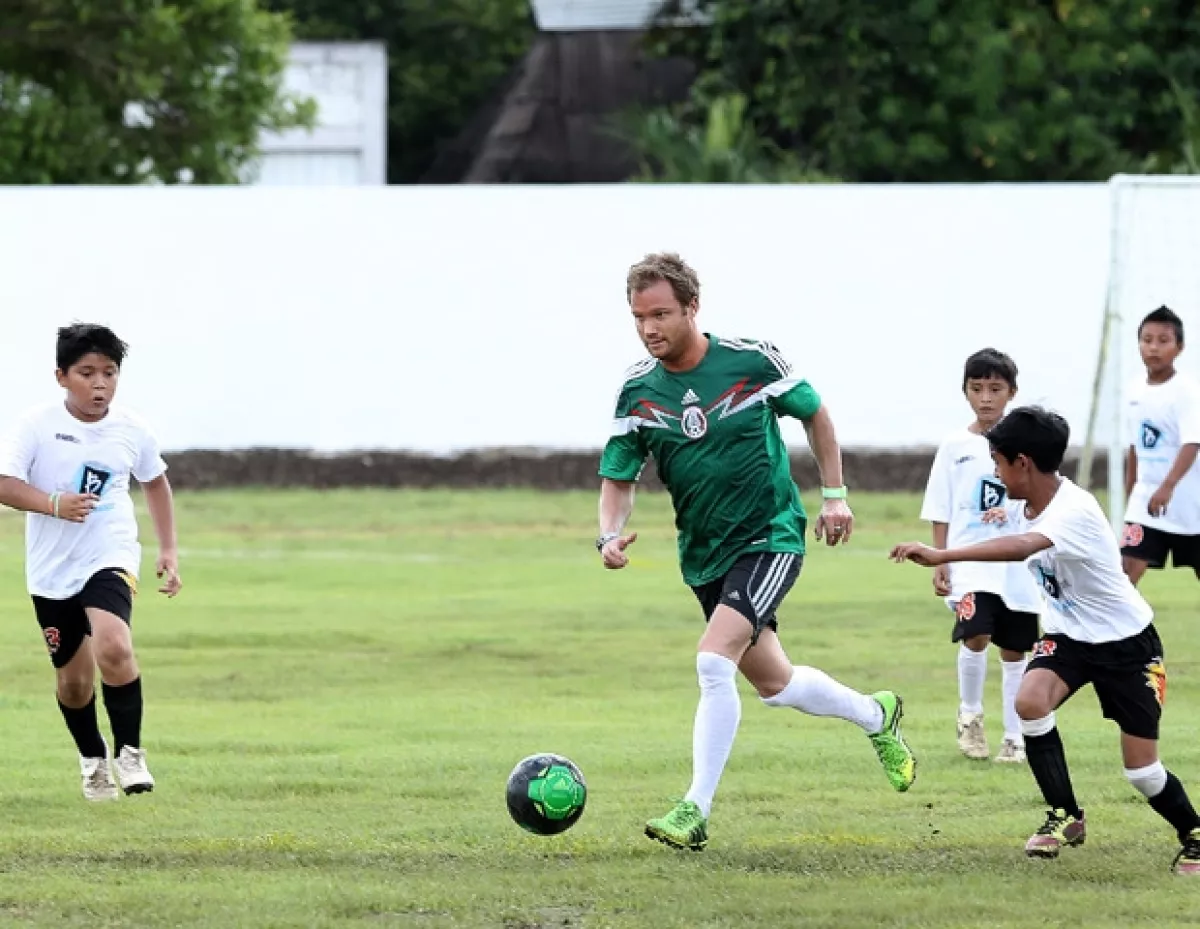 La prueba de que Dash Berlin cumple su palabra. Aquí jugando el partido inaugural con los niños de Izamal.