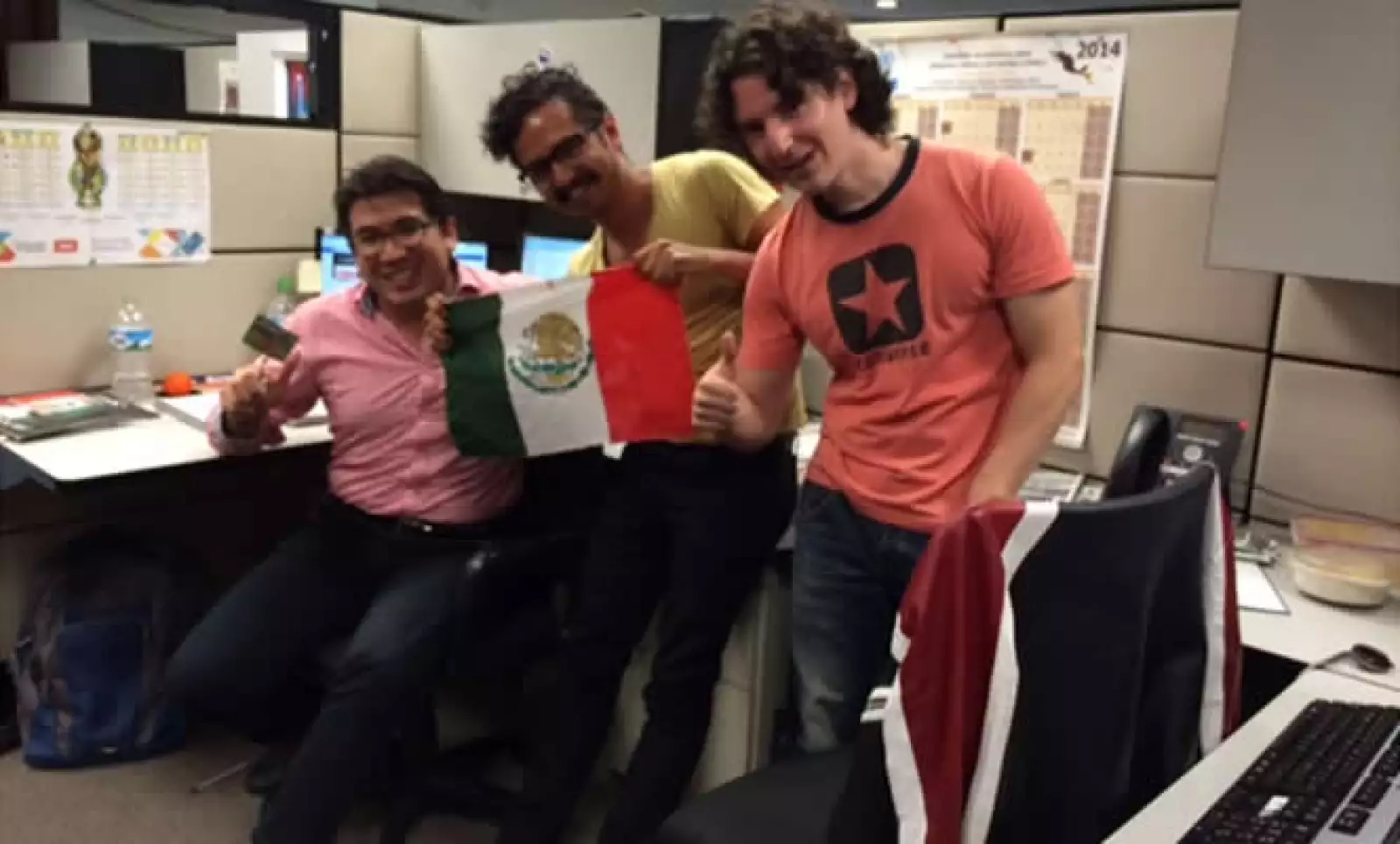 El equipo de CNNExpansión festejaron el empate a cero tras el pitazo final del partido.