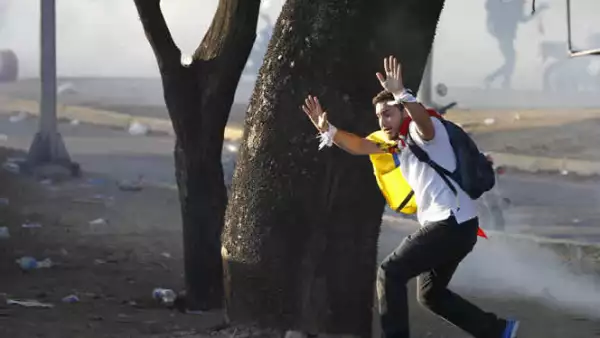 Las manifestaciones han dejado tres muertos, cientos de heridos y numerosos daños.