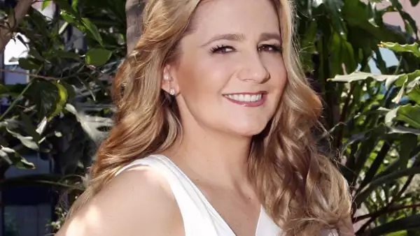 La conductora de televisión nos platicó sobre cómo se define como mamá a 6 meses de haber dado a luz a la pequeña Bárbara y cómo ha tenido que organizar sus tiempos entre sus tres programas.