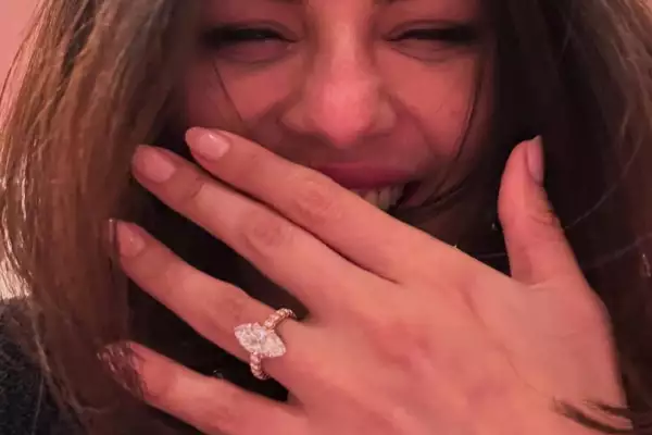 selena gomez sonriendo y mostrando su anillo de compromiso