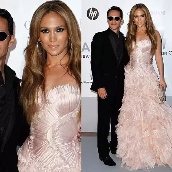 Jennifer Lopez llegó con un hermoso vestido rosa, creación de Roberto Cavalli.