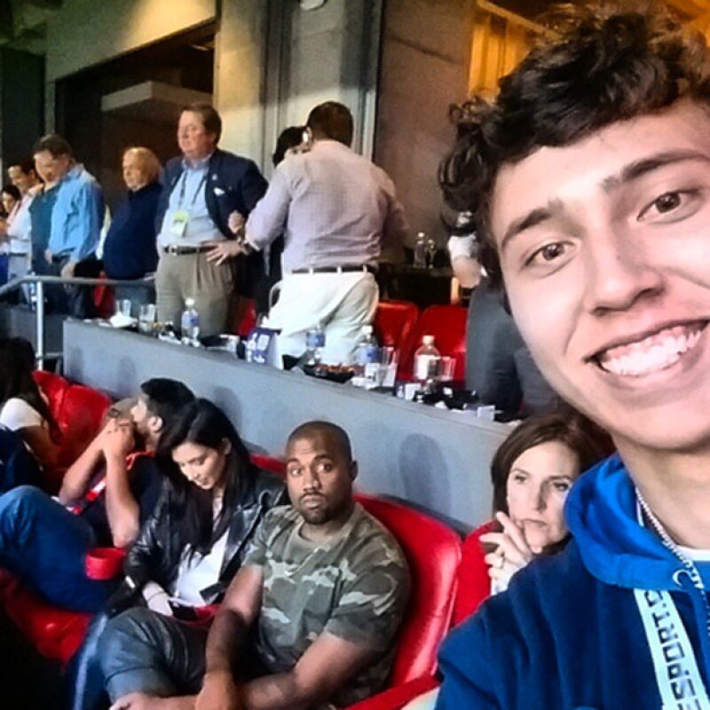 Un fan decidió tomarse una foto con él.