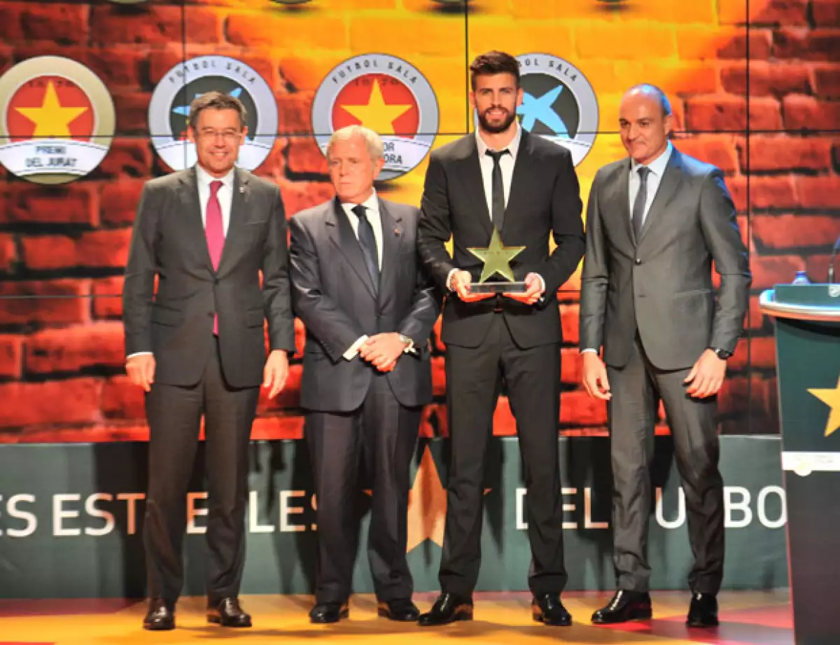 El futbolista del Barcelona recibiendo la distinción que le otorgó la Federación Catalana de Futbol.