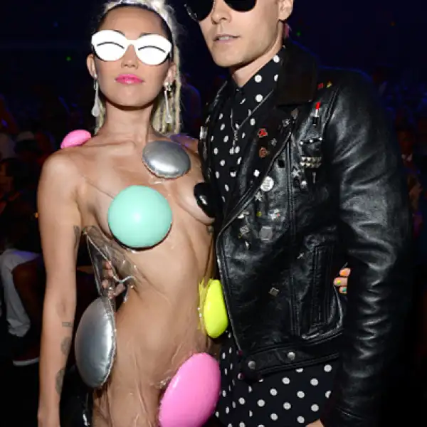 Miley Cyrus nuevamente acaparó los reflectores con su irreverencia, esta vez durante su conducción de los MTV Video Music Awards.