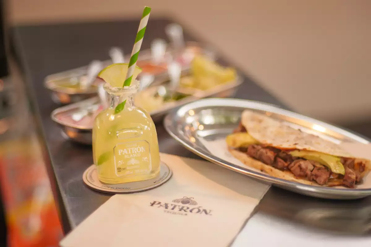 El sabor inconfundible de un buen taco, solo se acompaña con Tequila Patrón.
