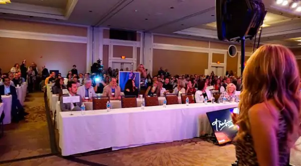 Y aunque se presentó como empresaria, la fama la siguió pues entre los asistentes hubo personas que lloraron y se sintieron inspiradas por la cantante.