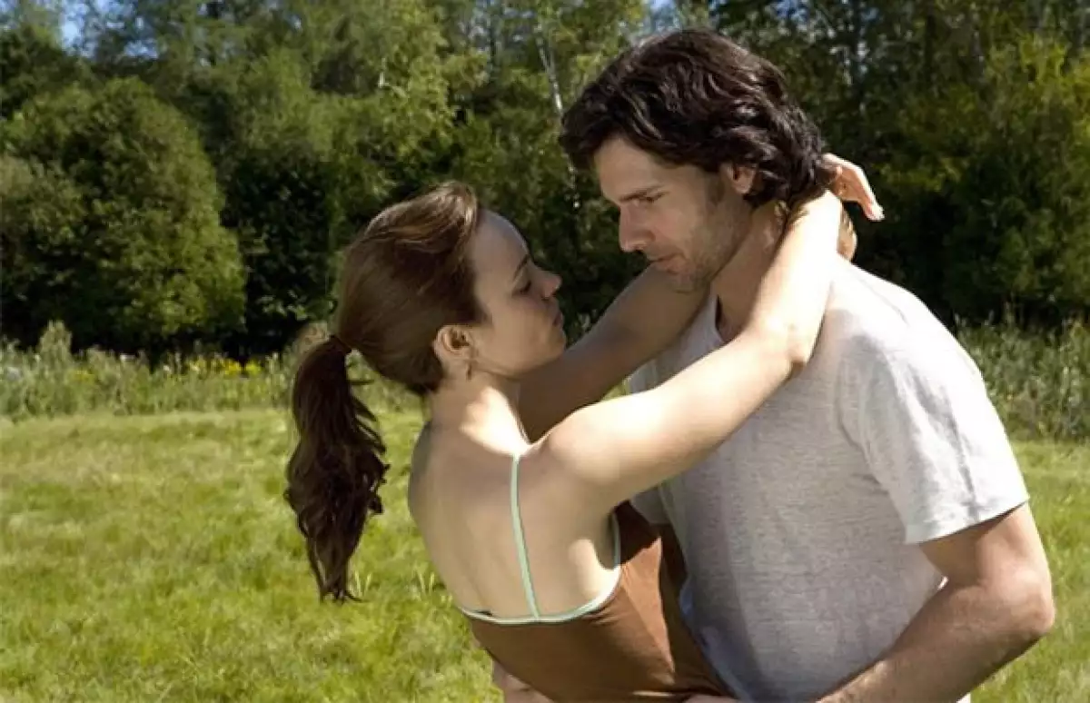 Un desorden genético hace que Henry viaje en el tiempo involuntariamente, y su relación con Clare es puesta a prueba cuando su ir y venir comienza a causar frustración.