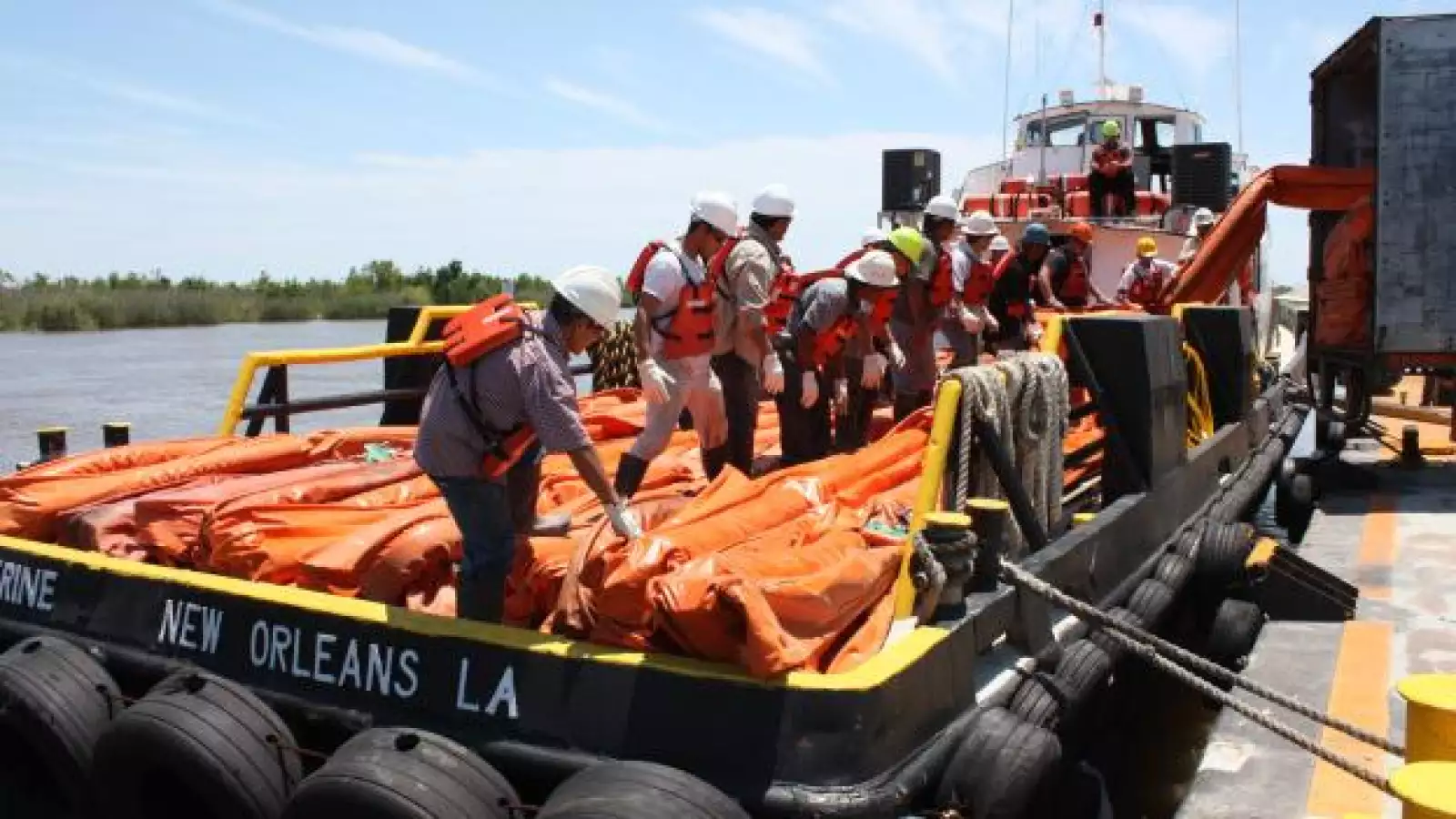Se arrojaron materiales de contenciÃ³n contra el avance del petrÃ³leo