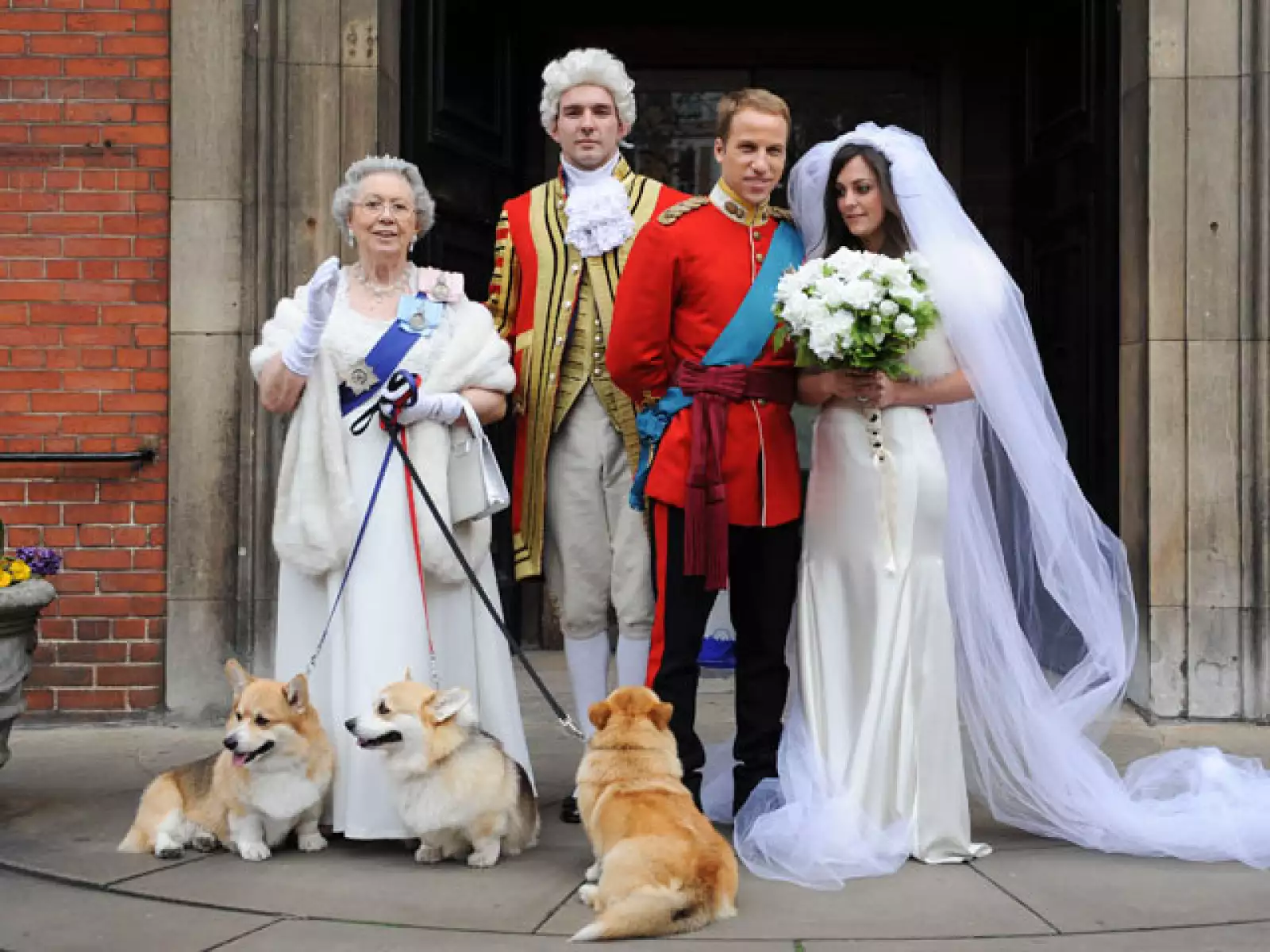 La escritora Alison Jackson publicó el libro `Kate and Wills Up The Aisle´ para el cual necesitó realizar unas fotografías y utilizó dobles para representar la boda. Aquí vemos a la supuesta reina Isabel II con sus perros y a los `novios´.