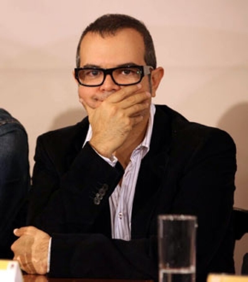 “Me retiro del Twitter por un rato en lo que se calman las aguas”, declaró el cantante debido a lo que según él es una campaña de desprestigio por parte sus seguidores.