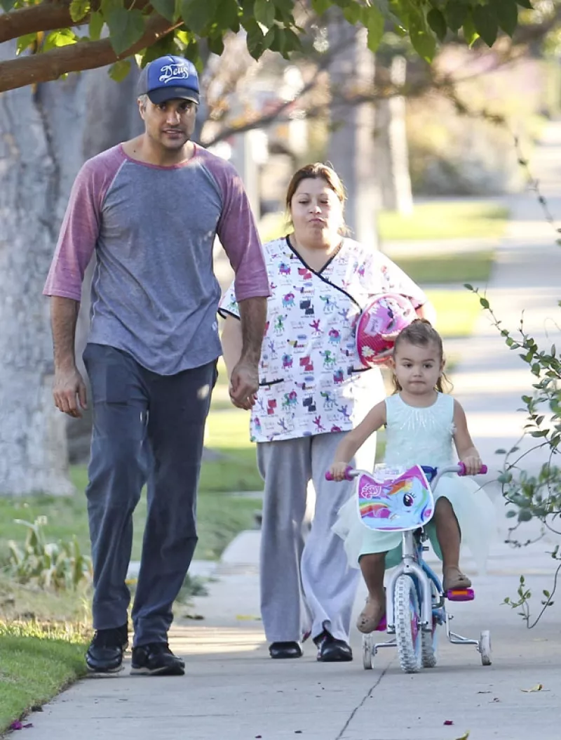 El actor mexicano y su hija fueron vistos en Los Ángeles dando un relajado paseo. Elena Camil ya es niña grande y lo presumió a bordo de una bici ad hoc a su estilo.