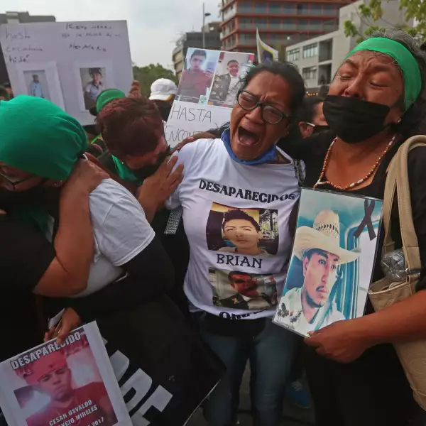 Madres de personas desaparecidas, lloran por la ausencia de sus seres queridos, esto en la Glorieta de los desaparecidos, hoy durante la “Marcha por la Justicia y la Paz en Jalisco”.