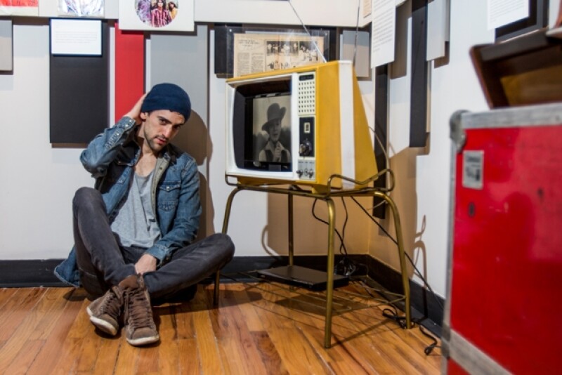 Luis Gerardo Méndez pusa en la última sala de la exposición La Historia del Rock.