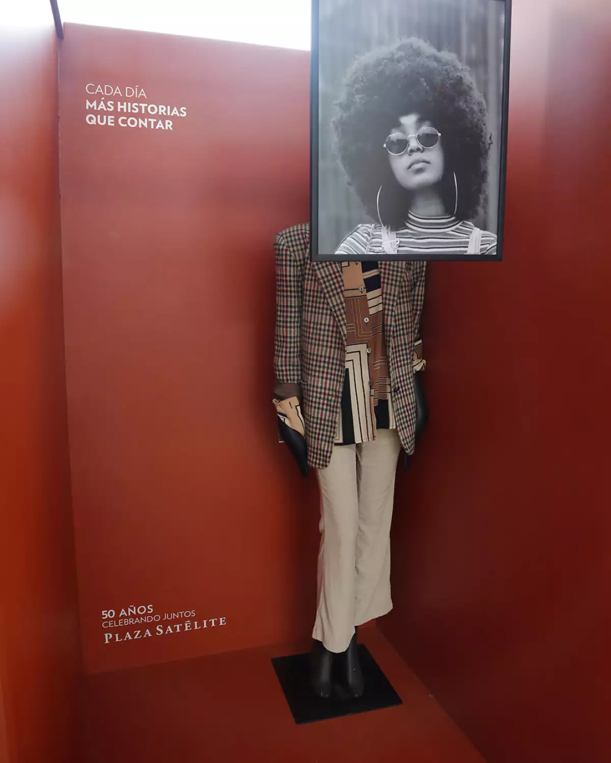 Maniquí en exposición por aniversario de Plaza Satélite