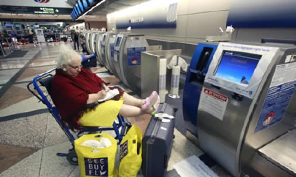 Se formaron largas filas de pasajeros en los aeropuertos de San Francisco, Los Angeles, Denver y Chicago. (Foto: AP)