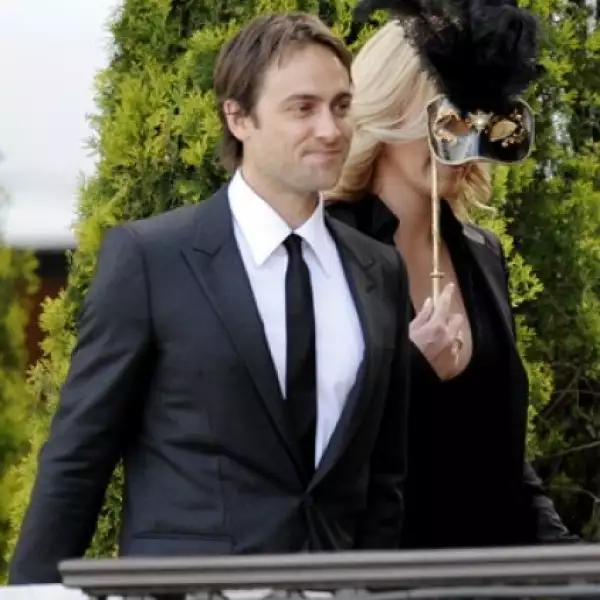 Entre los invitados está Charlize Theron, quien llegó acompañada del actor Stuart Townsend.
