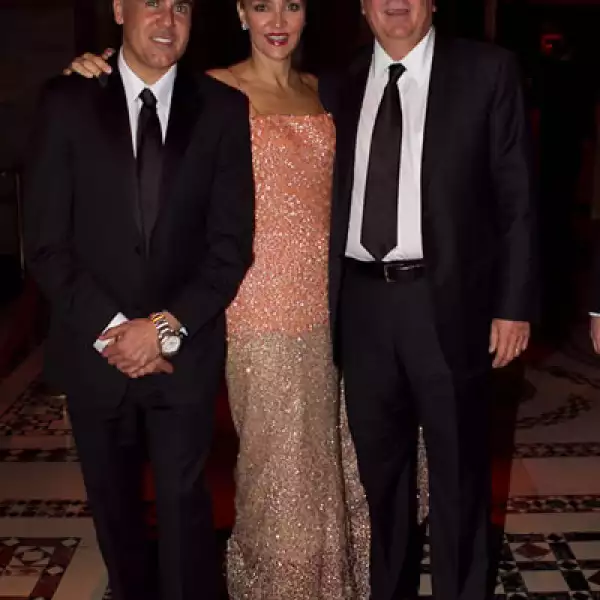 El diseñador Ricardo Seco, el empresario y dueño de las Chivas Jorge Vergara y su esposa Angélica Fuentes, usando un vestido Reem Acra.