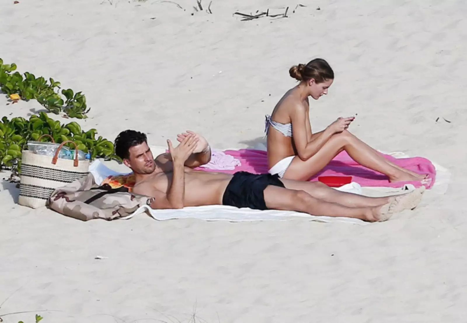 Olivia y su novio disfrutaron descansando en la arena para después regresar a casa.