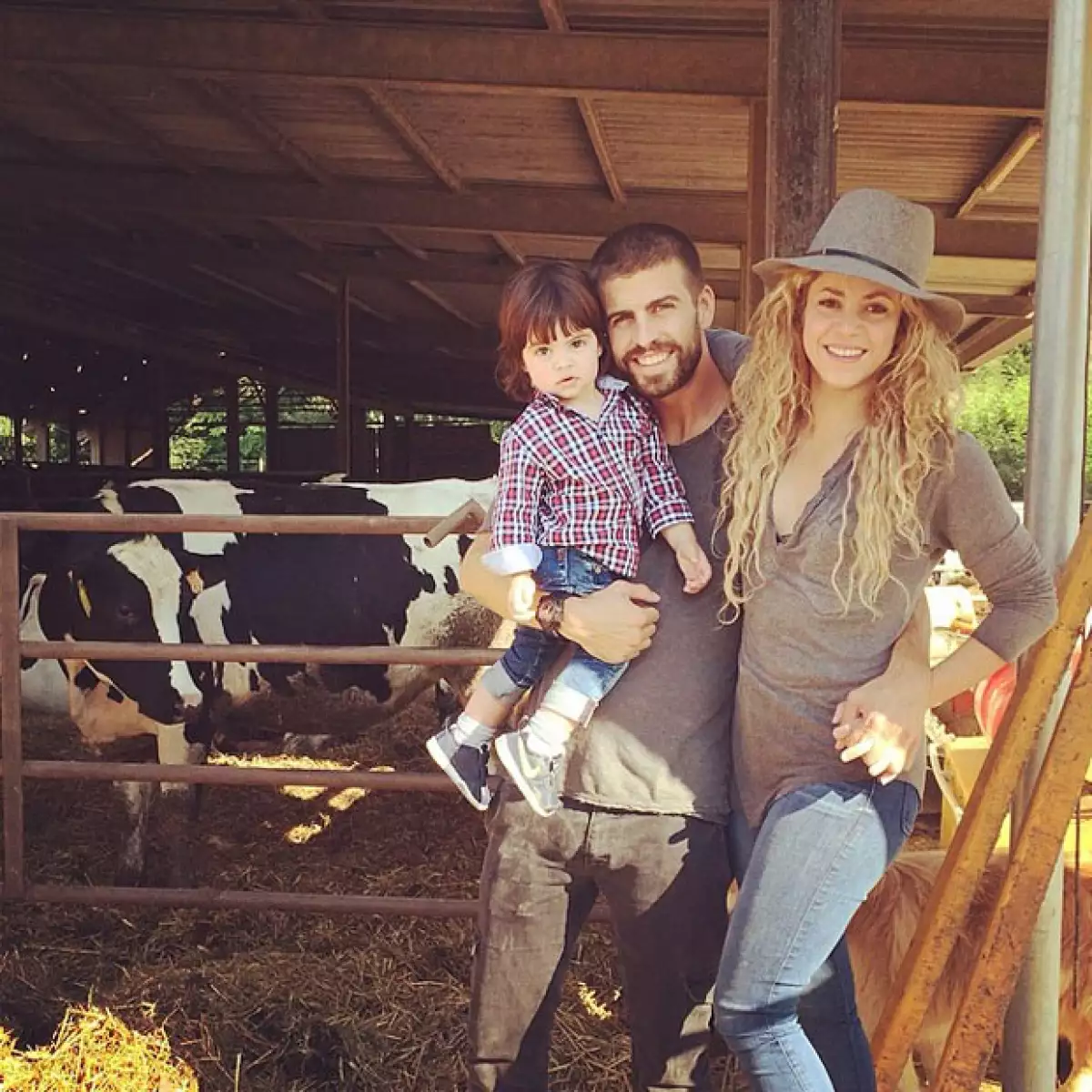 La colombiana presumió en Instagram un bonito video disfrutando de la recta final de su embarazo con Piqué y Milan en la nieve.