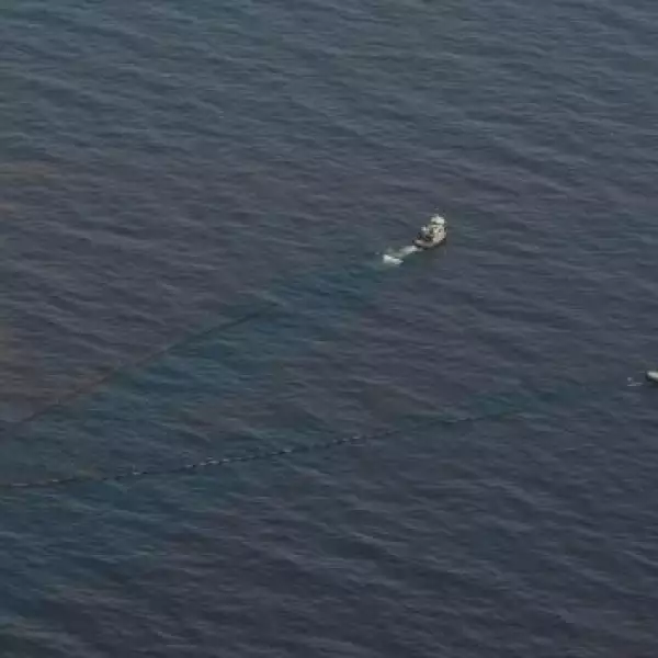 Barcos intentan detener el avance del derrame